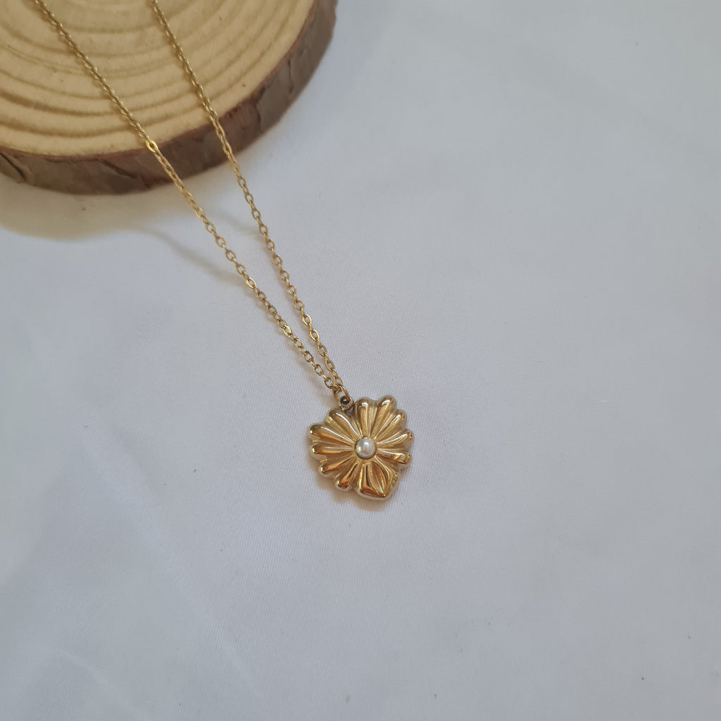 Daisy Pearl Pendant Necklace – 18K Gold Plated