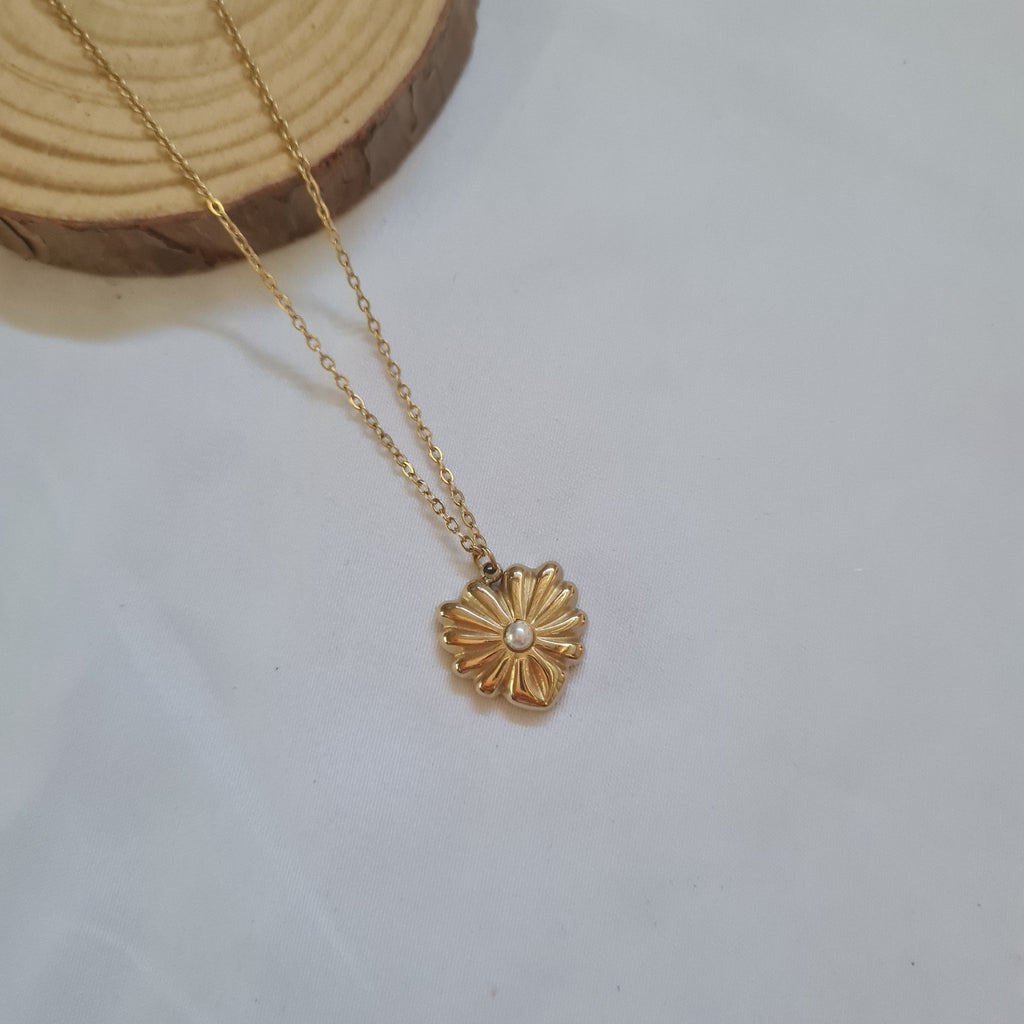 Daisy Pearl Pendant Necklace – 18K Gold Plated jewellery - Anti tarnish necklace | Ivvati Art Jewellery