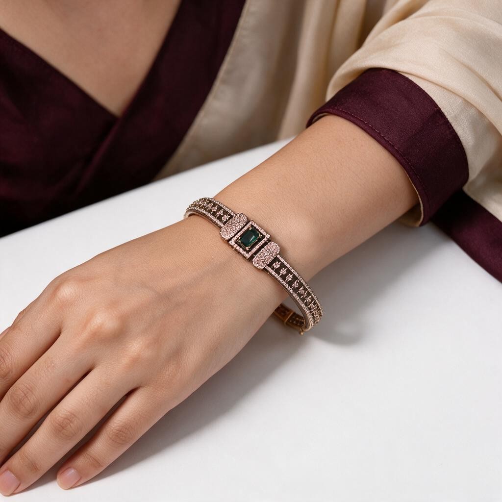 Ivvati Mehendi polish kada bracelet with green stone and pavé detailing